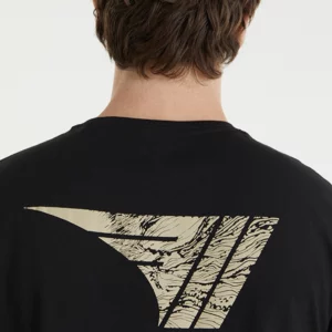 Remera Gola con Estampa en Espalda